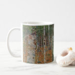 Taza De Café Bosque Birch por Gustav Klimt, Art Nouveau vintage<br><div class="desc">El Bosque de Birch (1903) de Gustav Klimt es una pintoresca pintura del paisaje de arte de la era victoriana que presenta una escena natural. Bosque con abedules y hojas en otoño con hojas marrones diseminadas por el suelo. Sobre el artista: Gustav Klimt (1862-1918) fue un pintor sinfín austríaco y...</div>