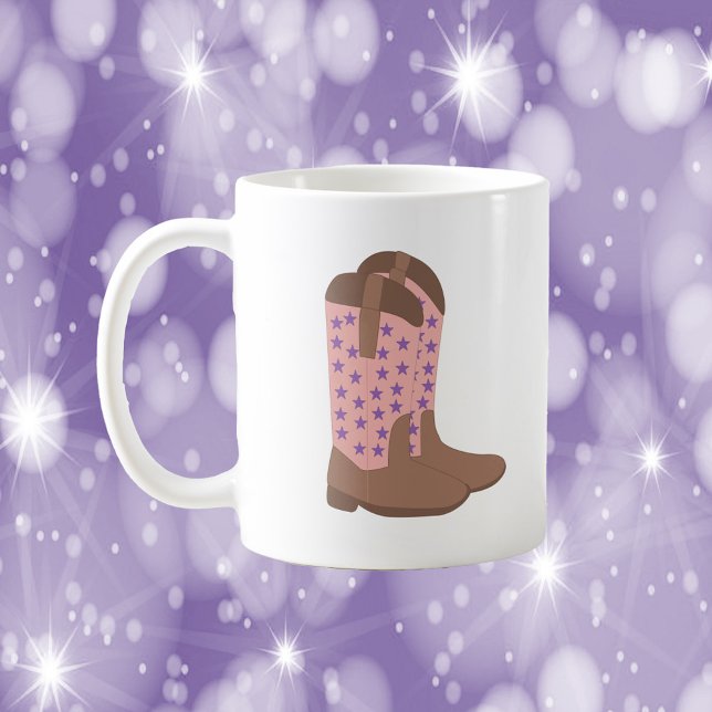 Taza De Café Bostezo de Cowboy Estrellas Púrpura Marrón Rosa (A mug with a pair of cowboy boots done in brown and pink with purple stars)