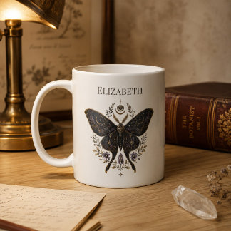 Taza de café botánico oscuro con motivo de polilla