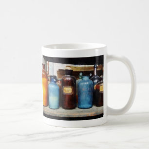 Taza De Café Botellas de productos químicos naranja, marrón y a