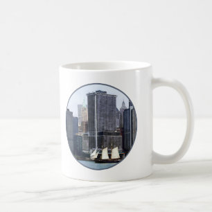 Taza De Café Botes - Schooner Against the Manhattan Skyline