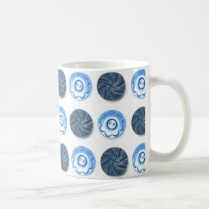 Taza De Café Botones de coser azules elegantes sobre fondo blan