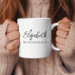 Taza De Café Bridesmaid escritura Minimalista moderna Bachelore<br><div class="desc">Deléitese con nuestras "Bridesmaid Modern Script Minimalista" Bachelorette Coffee Cup Gift, una moda y una muestra práctica de apreciación. Esta taza de café combina perfectamente la estética contemporánea con el encanto minimalista, convirtiéndola en el lugar perfecto para su fiesta nupcial. Diseñado con cuidado, muestra la palabra "niñera" en un elegante...</div>