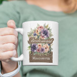 Taza De Café Bridesmaid Rústico Floral Colorido Regalo acuático<br><div class="desc">Celebra tus damas de honor con esta hermosa y personalizada "Bridesmaid Rustic Floral Colorful Watercolor Gift taza de café", un regalo perfecto para mantener el sake! El logo de la "Bridesmaid", con un encantador diseño de acuarela floral rústica, está rodeado de flores vibrantes y coloridas. El diseño se extiende sobre...</div>