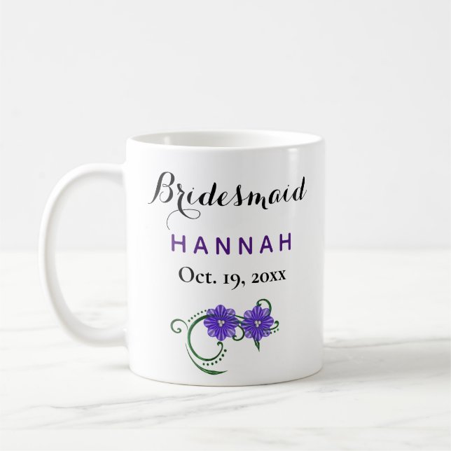 Taza De Café Bridesmaid Typografía moderna Boda morado floral (Izquierda)