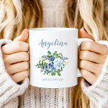 Taza De Café Bridesmaid Watercolor Floral Dusty Boda Azul<br><div class="desc">Este bonito tazón de café con una dama de honor floral cuenta con un hermoso ramo de acuarela en tonos azules. Personalizar con el nombre de la dama de honor en el guión moderno de caligrafía azul polvorienta arriba, y la palabra "dama de honor" en el polvoriento serif azul debajo....</div>