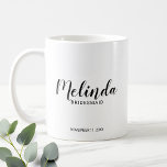 Taza De Café Bridesmaids personalizadas de escritura moderna<br><div class="desc">Modern Script Black and White Personalized Bridesmaids Mug presentando el nombre de la dama de honor personalizado en estilo de letra de caligrafía moderna con título y fecha boda en el estilo de letra sans serif moderno con fondo blanco. También perfecto para la empleada de honor, la niña flor, la...</div>