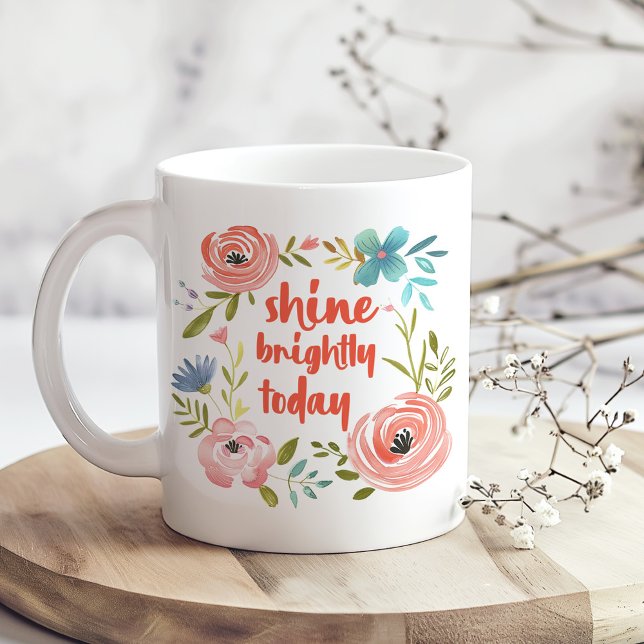 Taza De Café "Brilla Hoy" Floral Rosa Pastel ("Shine Brightly Today" Pastel Pink Floral Coffee Mug on a boho kitchen table with white dry flowers)