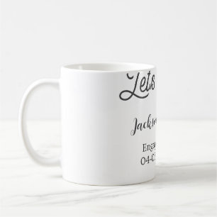 Taza De Café Brindemos por el nombre de la fecha de la fiesta d