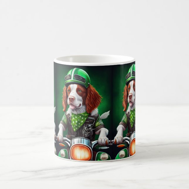 Taza De Café Brittany Spaniel conduciendo en bicicleta el Día d (Centro)