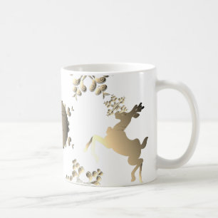 Taza De Café Bronzy Monograma Nieva reno en blanco
