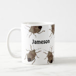 Taza De Café Brown Stink Bugs Funny Creepy Personalizado<br><div class="desc">Crea el regalo perfecto para alguien que ama los insectos o un regalo chistoso para alguien que odia los insectos. Esta taza presenta ilustraciones de estilo realista de insectos marmorados marrones que podrían asfixiar a los bebedores de café chillones. Está listo para ser personalizado con un nombre con letras negras...</div>