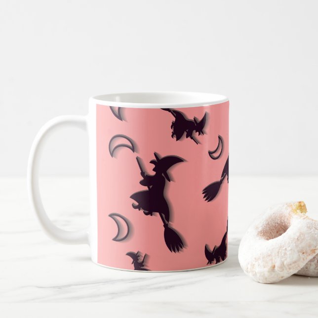 Taza De Café Bruja voladora entre media luna en la noche de Hal (Con donut)