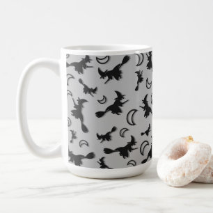 Taza De Café Bruja voladora entre media luna en la noche de Hal