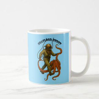 Taza De Café Buceador de casco antiguo camina con un pulpo URM