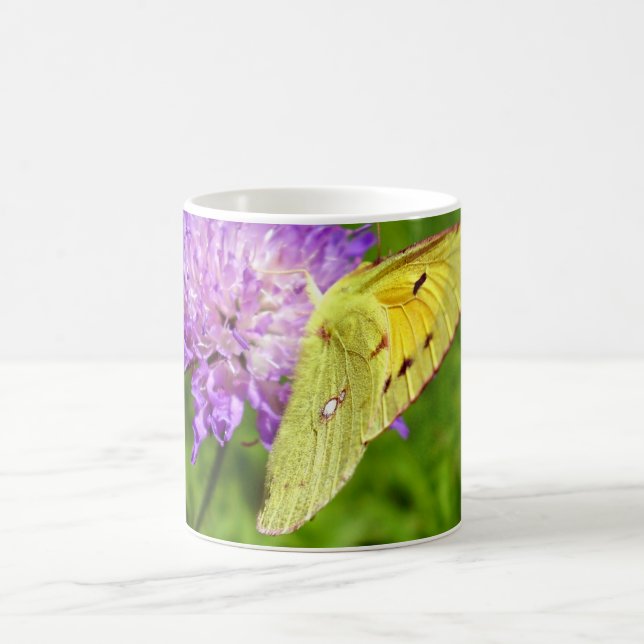 Taza De Café Bug Mug de mariposa amarilla nublada (Centro)