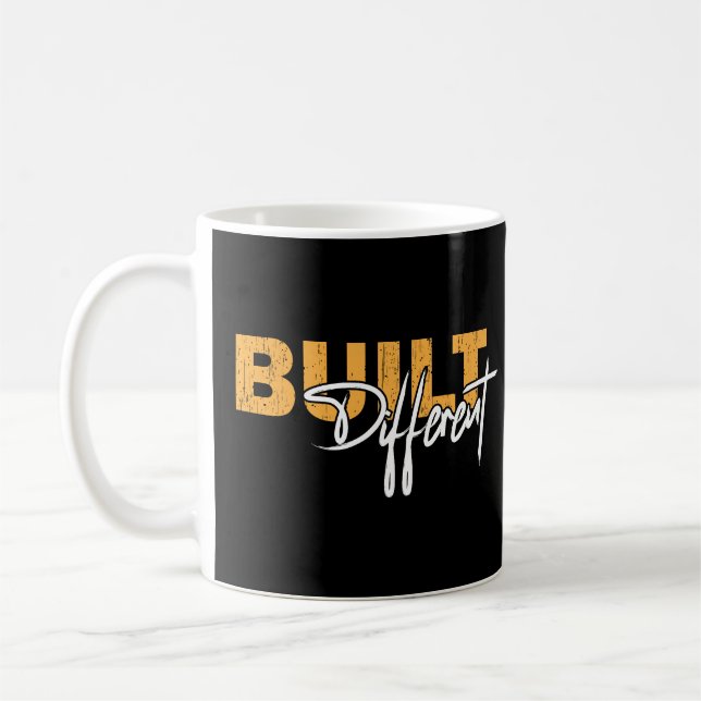 Taza De Café Built Different Bold Motivational Typography Des (Izquierda)