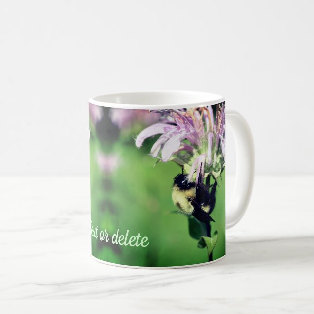 Taza De Café Bumble Bee En Flor De Bee Balm Personalizado (Anverso derecho)