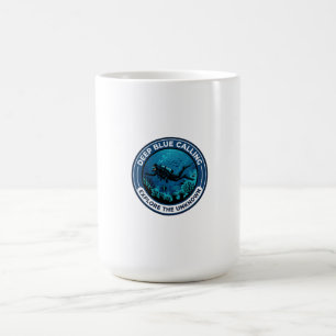 Taza De Café Buzo con equipo nadando bajo el agua.
