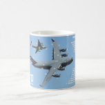 TAZA DE CAFÉ C-17 GLOBEMASTER III<br><div class="desc">El C-17 Globemaster III es un gran avión de transporte militar que lleva a cabo misiones tácticas y estratégicas de transporte de tropas y carga en todo el mundo. Además, sus funciones incluyen la evacuación médica y los derechos de aterrizaje. La información visual de este producto ha sido proporcionada por...</div>