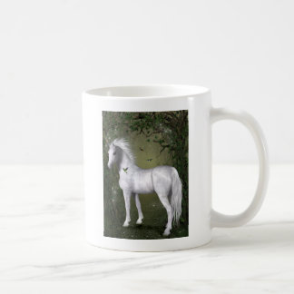 Taza De Café Caballo blanco en los bosques con colibríes