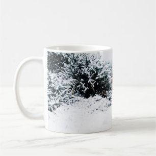 TAZA DE CAFÉ CABALLO EN LA NIEVE CAÍDA