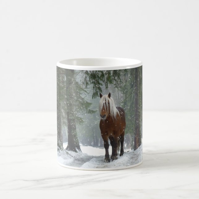 Taza De Café Caballo marrón en un bosque de invierno con nieve  (Centro)