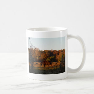 Taza De Café Caballo rojo marrón, bosque otoñal.
