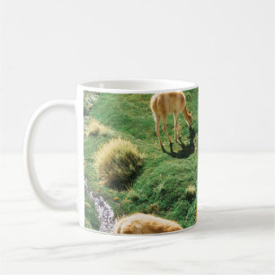 TAZA DE CAFÉ CABALLOS BLANCOS Y MARRONES SOBRE CAMPO VERDE