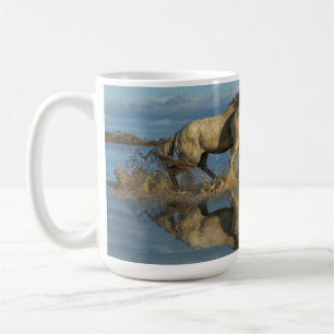 Taza De Café Caballos de Camargue y reflejo, sur de Francia