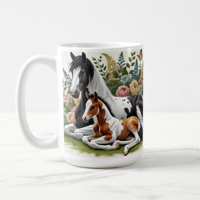 Taza De Café Caballos descansando entre flores vibrantes y vege (Izquierda)