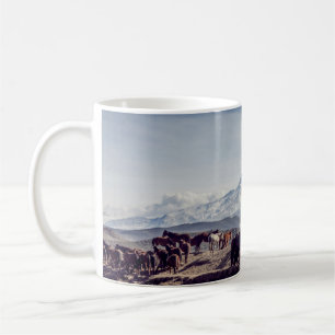 TAZA DE CAFÉ CABALLOS EN LA MONTAÑA DE VISTA DE CAMPO ABIERTO 
