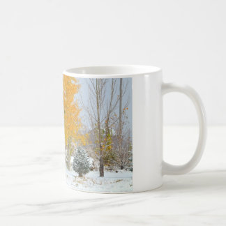 Taza De Café Caballos en nieve con el árbol coloreado