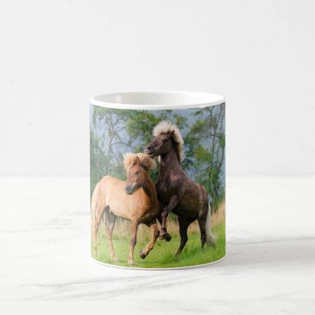 Taza De Café Caballos islandeses jugando y criando, foto _ (Centro)