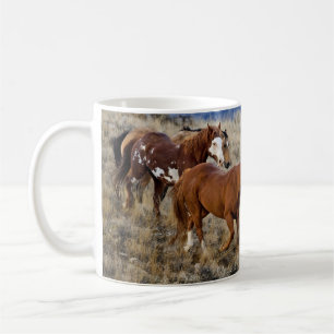 Taza De Café Caballos recorriendo las colinas