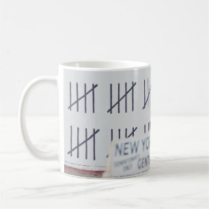 TAZA DE CAFÉ CABINA AMARILLA FRENTE A LA PARED PINTADA BLANCA