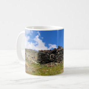 Taza De Café Cabina de piedra antigua en los lagos Gaylor, paso