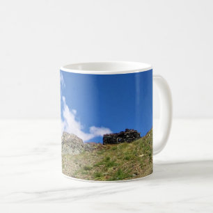 Taza De Café Cabina de piedra antigua en los lagos Gaylor, paso