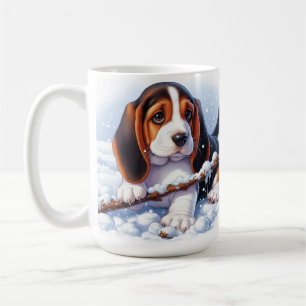 Taza De Café Cachorro basset jugando con un palo en la nieve de