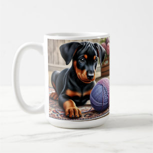 Taza De Café Cachorro Doberman con Bola de Hilo en una Alfombra