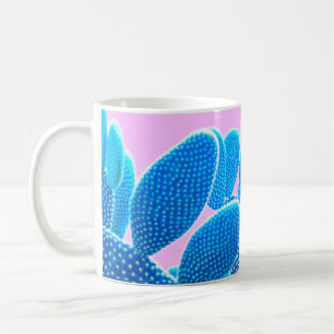 Taza De Café Cactus de color azul sobre fondo rosado. Moda, m