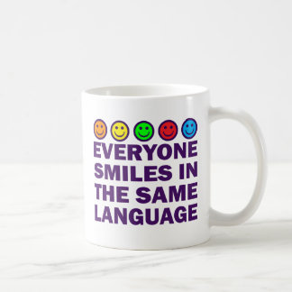 TAZA DE CAFÉ CADA UNO SONRÍE EN LA MISMA LENGUA