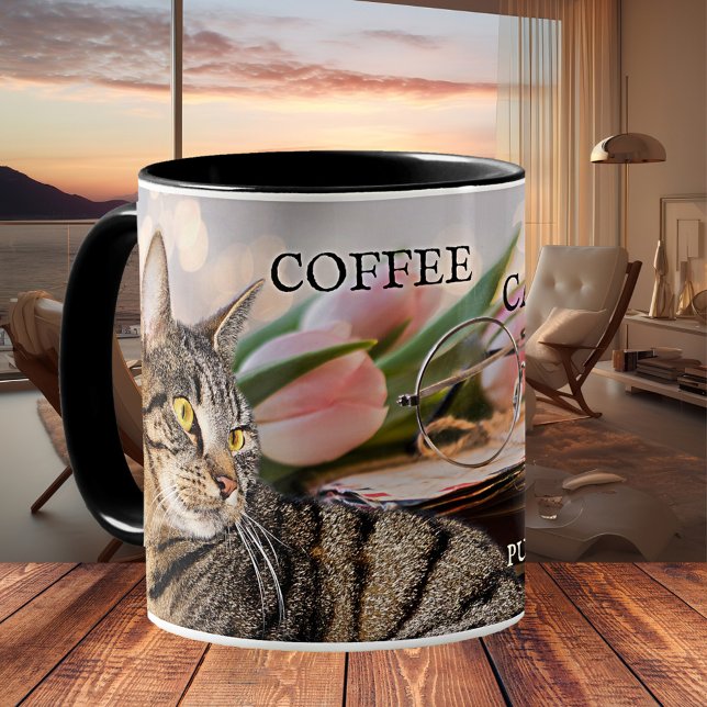 Taza De Café Café Gatos y libros Mug (Coffee mug featuring a lovely spring image of a tabby cat with tulips, books and a pair of glasses)