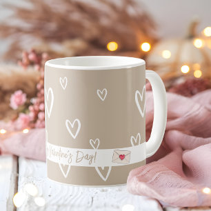 Taza De Café Café lindo coloreado con patrón de corazón blanco