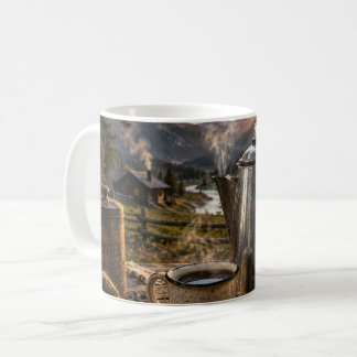 Taza De Café Cafetera de percolación de la mañana en la montaña