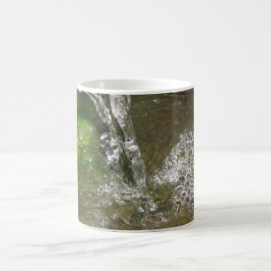Taza De Café Caída de agua que gotea en barro de agua