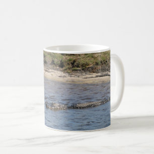 Taza De Café Caimán americano nadando en un río pantanoso