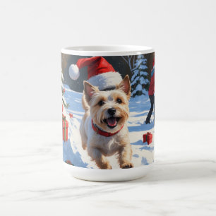 Taza De Café Cairn Terrier corriendo en la nieve con sombrero d