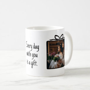 Taza De Café Caja de regalo dibujada a mano con lazo Foto en bl