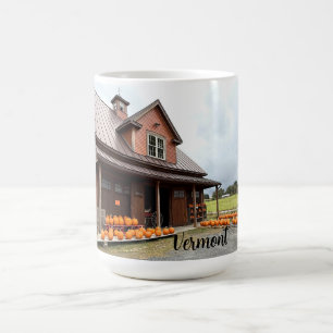 Taza De Café Calabazas junto a un pequeño edificio de granja